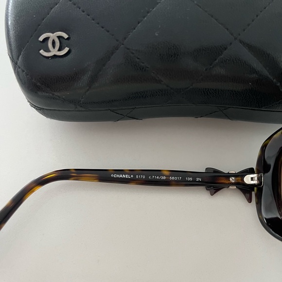 Chanel bow sunglasses comes with case and box - Picture 4 of 4